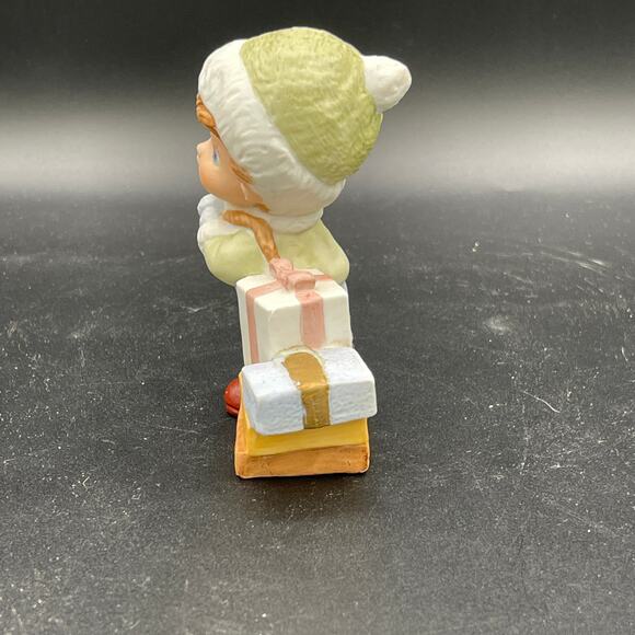 Vintage Porcelain Homco Christmas Boy With Sled & Presents Figurine #5556 - Picture 4 of 7